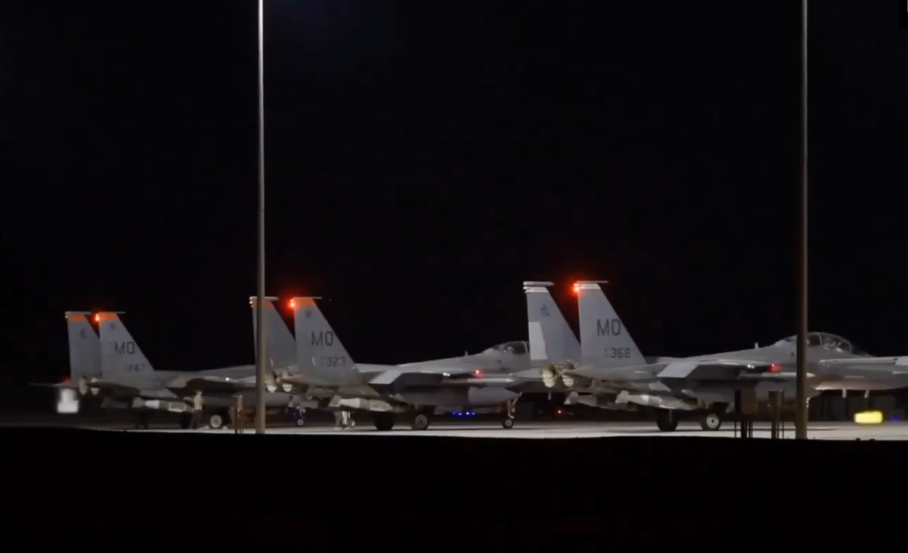 अमरीका ने सीरिया के विभिन्‍न हिस्‍सों में इस्लामिक स्टेट (ISIS) के ठिकानों पर जवाबी हमले किए