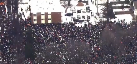 अमरीका: मिनियापोलिस में एक महिला की गोली मारकर हत्या किए जाने के बाद व्यापक विरोध प्रदर्शन