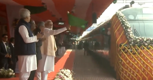 देशातील पहिल्या वंदे भारत शयनयान रेल्वेला प्रधानमंत्र्यांकडून हिरवा झेंडा
