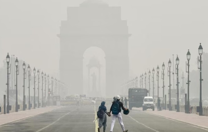 ہوا کے معیار کے بندوبست سے متعلق کمیشنCAQM  نے دلی، NCR اور اُس کے نواحی علاقوں میں فوری طور پر Grap 4 مرحلہ نافذ کردیا ہے۔ کَل شام دلی کا AQI،  400 تک پہنچ گیا