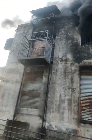 સુરતના ઉધનામાં પ્લાસ્ટિકના કારખાનામાં આગ લાગતા પાંચ લોકો દાઝી ગયાના અહેવાલ.