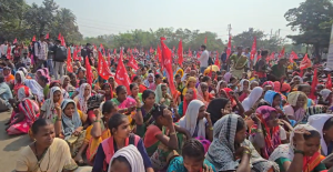 पालघर जिल्हाधिकारी कार्यालयाला आंदोलकांचा घेराव