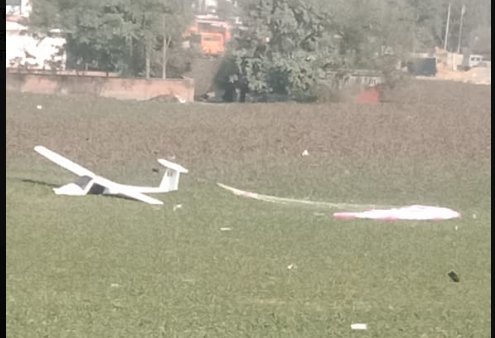 उत्तर प्रदेश: प्रयागराज में दो सीटों वाला एक छोटा विमान तालाब में गिरा