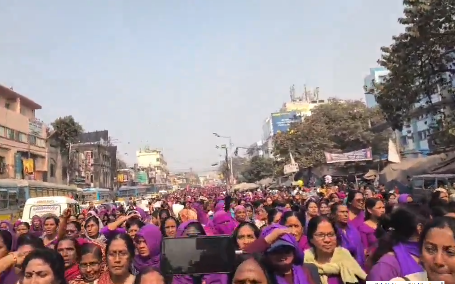 कोलकाता: आशा कार्यकर्ताओं ने 15,000 रुपये के निश्चित मासिक मानदेय सहित अन्य मांग को लेकर किया प्रदर्शन