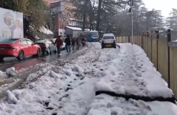 Heavy snowfall disrupts normal life in Himachal Pradesh