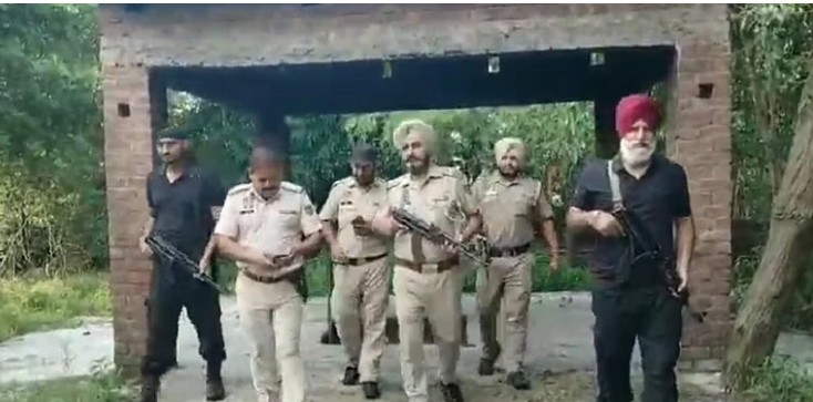 पंजाब पुलिस ने अमृतसर में सीमा पार नशा और हथियार तस्करी गिरोह का भंडाफोड़, चार गिरफ्तार