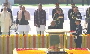 उपराष्ट्रपति सी पी राधाकृष्णन और प्रधानमंत्री नरेन्‍द्र मोदी ने राजघाट में महात्मा गांधी की समाधि पर पुष्पांजलि अर्पित की