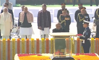 उपराष्ट्रपति सी पी राधाकृष्णन और प्रधानमंत्री नरेन्‍द्र मोदी ने राजघाट में महात्मा गांधी की समाधि पर पुष्पांजलि अर्पित की