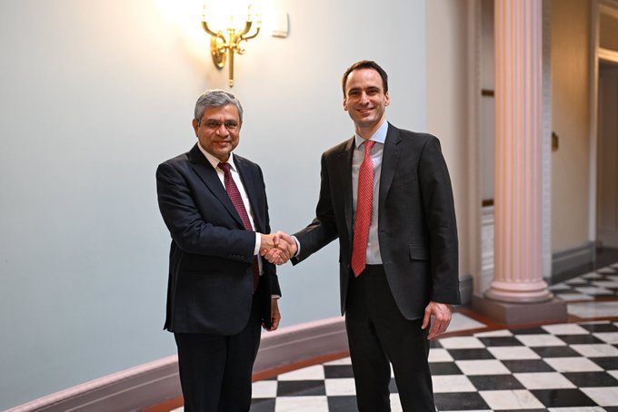 केन्द्रीय मंत्री अश्विनी वैष्णव ने व्हाइट हाउस में अमेरिकी राष्ट्रपति के सहायक माइकल क्रैट्सियोस से की मुलाकात