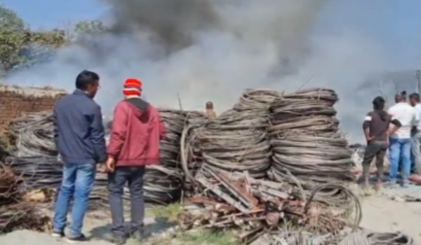 Jharkhand: Massive fire engulfs electricity department warehouse in Dhanbad