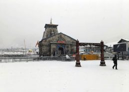 Badrinath, Kedarnath, Gangotri & Yamunotri shrines experience snowfall & temperature drop