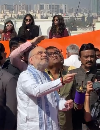 કેન્દ્રિય ગૃહમંત્રી અમિત શાહે ગુજરાતના અમદાવાદમાં જગન્નાથ મંદિરમાં દર્શન કર્યા – નારણપુરા વિસ્તારમાં પતંગ ચગાવી