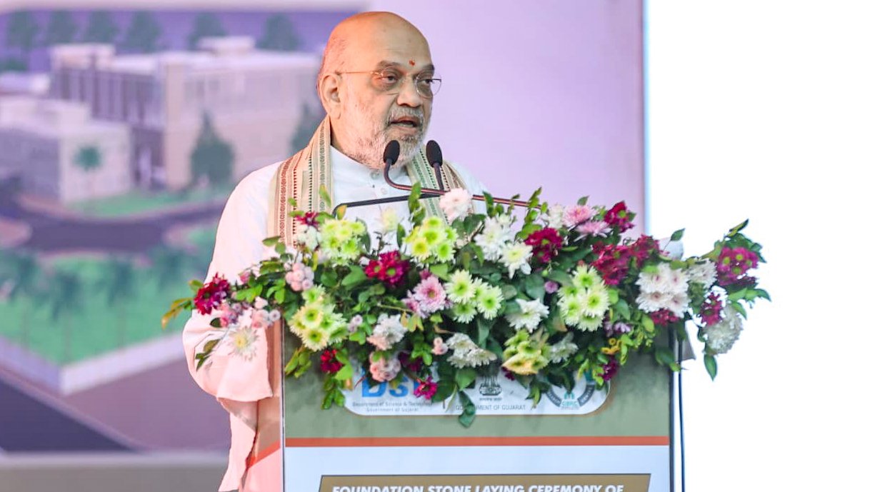 गुजरात: गृहमंत्री अमित शाह ने आदिशंकराचार्य जी की पुस्तकों का गुजराती भाषा में प्रकाशित संग्रह का विमोचन किया