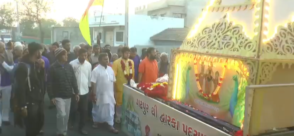 બોટાદમાં ગઢડા ગોપીનાથજી મંદિર ખાતેથી દ્વારકા સુધીની પદયાત્રાનો આજથી પ્રારંભ થયો.