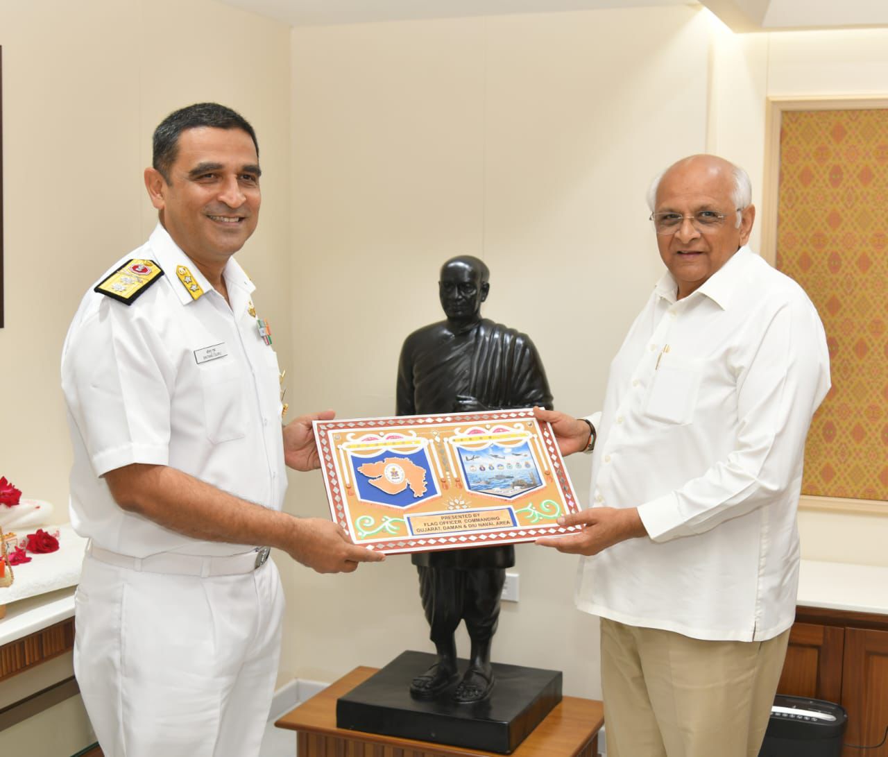 ગુજરાત, દમણ અને દિવ નૅવલ ઍરિયાના ફ્લેગ ઑફિસર કમાન્ડીંગ રિઅર ઍડમિરલ તનુ ગુરુએ આજે મુખ્યમંત્રી ભૂપેન્દ્ર પટેલ સાથે ગાંધીનગરમાં સૌજન્ય મુલાકાત કરી.