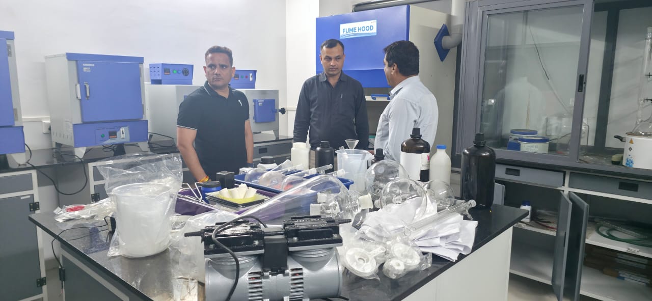 સુરત S.O.G પોલીસે કેફી પદાર્થ બનાવવાની પ્રયોગશાળા પકડી પાડી.