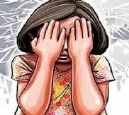 बदलापूर इथं शिशुवर्गातल्या विद्यार्थिनीशी गैरवर्तणूक केल्याप्रकरणी चालक आणि शाळेच्या वाहनावर कारवाई