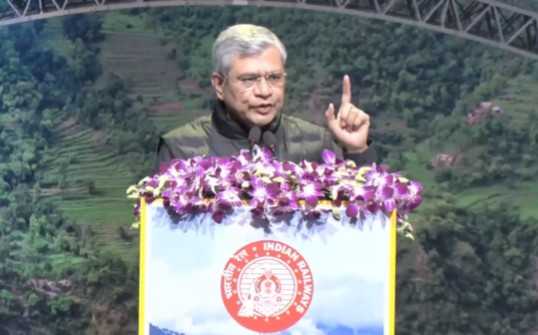 કેન્દ્રીય રેલવે મંત્રી અશ્વિની વૈષ્ણવે ભાવનગર રેલવે મંડળના પૉઈન્ટ્સમૅન યોગેશકુમાર શર્માને અતિવિશિષ્ટ રેલ સેવા પુરસ્કાર 2025 એનાયત કર્યો.