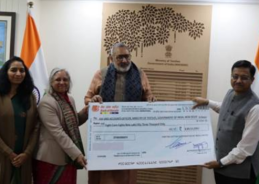 Cotton Corporation of India hands over Rs 8.89 crore dividend to Textiles Minister Giriraj Singh