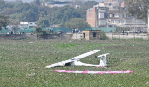 প্রয়াগরাজের কাছে বায়ু সেনার বাম্রাউলি ঘাঁটি থেকে নিয়মিত উড়ানের সময় বিমান বাহিনীর একটি ছোট উড়ান আজ একটি পুকুরে  অবতরণ করতে বাধ্য হয়।