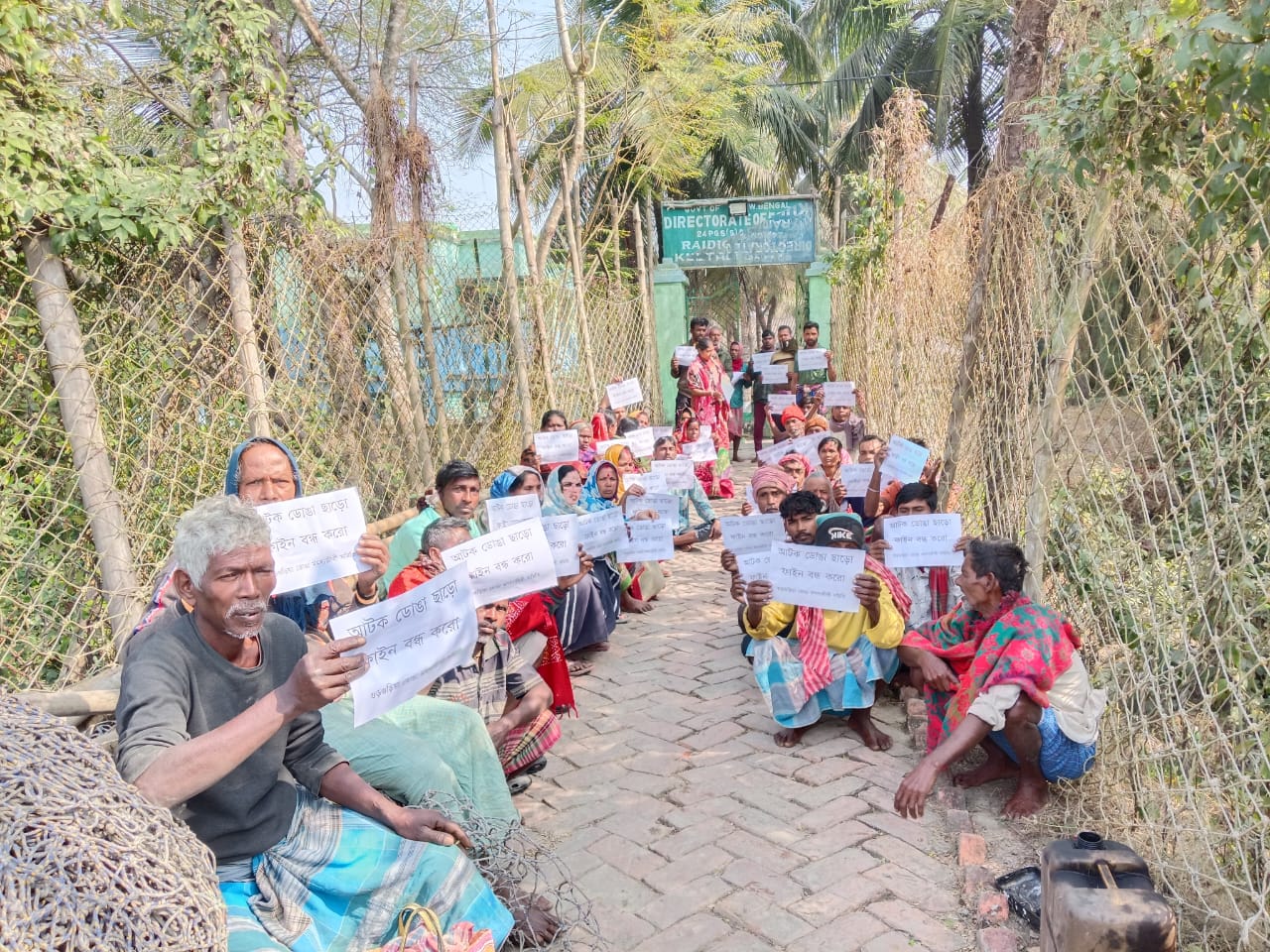 সুন্দরবনের নদী খাঁড়িতে তাল গাছের ডোঙা নিয়ে মাছ ধরতে যাওয়া প্রান্তিক মৎস্যজীবীদের আন্দোলনে পুলিশের লাঠিচার্জের অভিযোগ করেছে দক্ষিণবঙ্গ মৎস্যজীবী ফোরাম