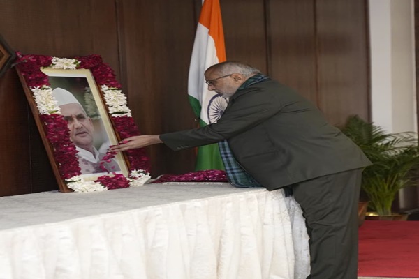 نائب صدر جمہوریہ سی پی رادھا کرشنن نے، صدرِ جمہوریہ اینکلیو میں، سابق وزیرِ اعظم لال بہادر شاستری کی برسی پر انہیں گلہائے عقیدت نذر کئے