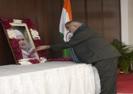 Vice President Pays Floral Tribute to Lal Bahadur Shastri on Death Anniversary