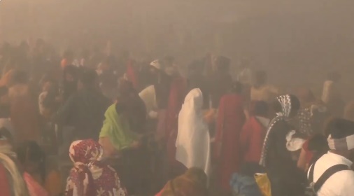 اترپردیش میں Mauni Amavasya کے موقع پر لاکھوں عقیدتمند مختلف دریاؤں میں پوتر ڈبکی لگارہے ہیں۔ یہ ماگھ میلے کی سالانہ مذہبی تقریب کا تیسرا اہم اَسنان ہے، جو پریاگ راج میں سنگم میں منعقد ہوا ہے۔