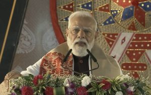 وزیر اعظم نریندر مودی نے آسام میں Kalibor کے مقام پر 6 ہزار 950 کروڑ روپے سے زیادہ مالیت کے کازی رنگا Elevated کوریڈور پروجیکٹ کا سنگ بنیاد رکھا۔ انہوں نے کہا کہ کازی رنگا صرف ایک قومی پارک نہیں، بلکہ آسام کی روح ہے وزیر اعظم نریندر مودی نے آج آسام کے نگاؤں ضلعے میں Kaliabor کے مقام پر 6 ہزار 950 کروڑ روپے سے زیادہ مالیت کے کازی رنگا Elevated کوریڈور پروجیکٹ کا سنگ بنیاد رکھا۔ 86 کلومیٹر طویل Elevated کوریڈور پروجیکٹ، ماحولیات کے اعتبار سے حساس، ایک قومی شاہراہ پروجیکٹ ہے۔ اِس میں 35 کلومیٹر Elevated وائلڈ لائف کوریڈور بھی شامل ہے، جو کازی رنگا نیشنل پارک ہوکر گزرے گا۔ اِس پروجیکٹ کا مقصد، علاقائی کنکٹی وٹی کو بہتر بنانا اور مذکورہ پارک کے مالامال حیاتیاتی تنوع کے تحفظ کو یقینی بنانا ہے۔ یہ پروجیکٹ نگاؤں، کربی Anglong اور گولا گھاٹ ضلعوں سے ہوکر گزرے گا اور اِس سے آسام کے بالائی علاقوں بالخصوص ڈبروگڑھ اور Tinsukia میں کنکٹی وٹی میں واضح طور پر اضافہ ہوگا۔ Elevated وائلڈ لائف کوریڈور، جانوروں کی بلا روکاوٹ آمد و رفت کو یقینی بنائے گا اور انسان اور جنگلی جانوروں کے درمیان ٹکراؤ کو کم کرے گا۔  Kaliabor میں ترقیاتی پروجیکٹوں کے آغاز کے بعد، اظہار خیال کرتے ہوئے جناب مودی نے کہا کہ کازی رنگا صرف ایک قومی پارک نہیں، بلکہ آسام کی روح ہے۔ انہوں نے مزید کہا کہ یونیسکو نے کازی رنگا کو عالمی ثقافتی ورثہ کا حامل مقام قرار دیا ہے۔ جناب مودی نے اجاگر کیا کہ حالیہ برسوں میں کازی رنگا آنے والے سیاحوں کی تعداد میں زبردست اضافہ ہوا ہے۔ وزیر اعظم نے آسام کے نگاؤں ضلعے میں Kaliabor میں دو نئی امرت بھارت ایکسپریس ٹرینوں کو بھی جھنڈی دکھا کر روانہ کیا۔ یہ ٹرینیں ہیں، کامکھیہ-روہتک امرت بھارت ایکسپریس اور ڈبروگڑھ-لکھنؤ (گومتی نگر) امرت بھارت ایکسپریس۔