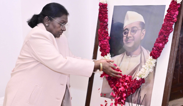 President Droupadi Murmu pays floral tribute to Netaji Subhash Chandra Bose