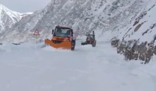 J&K: Snow clearance work underway on Mughal Road amid fresh snowfall