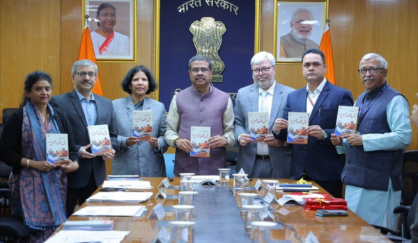 দিল্লীত খুতবাত -এ-মোদী-লালকিল্লা কী ফটীল চে শীর্ষক এখন গ্ৰন্থ উন্মোচন কেন্দ্রীয় শিক্ষামন্ত্রী ধর্মেন্দ্র প্রধানৰ