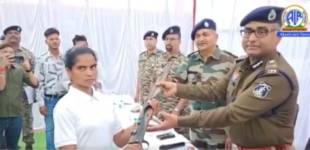 छत्तीसगढ़: एक महिला समेत 9 माओवादियों ने किया आत्मसमर्पण