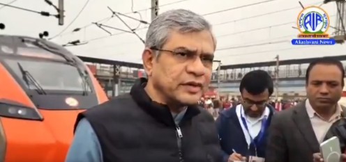 ریلوے کے مرکزی وزیر اشونی ویشنو نے آج ملک کی پہلی وندے بھارت سلیپر ریل گاڑی کا معائنہ کیا