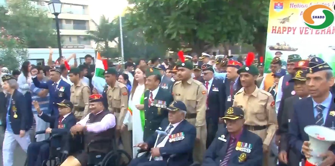 मुम्बई में मरीन ड्राइव पर त्रिसैनिक वयोवृद्ध दिवस परेड का किया गया आयोजन