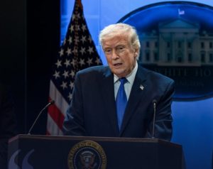 राष्ट्रपति डॉनल्ड ट्रंप ने अमरीका की सुप्रीम कोर्ट में मिली बड़ी हार के बाद वैश्विक टैरिफ को 15% किया