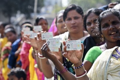 बांग्लादेश में कड़ी सुरक्षा के बीच 13वे राष्ट्रीय संसदीय चुनाव और साथ ही जनमत संग्रह के लिए मतदान जारी