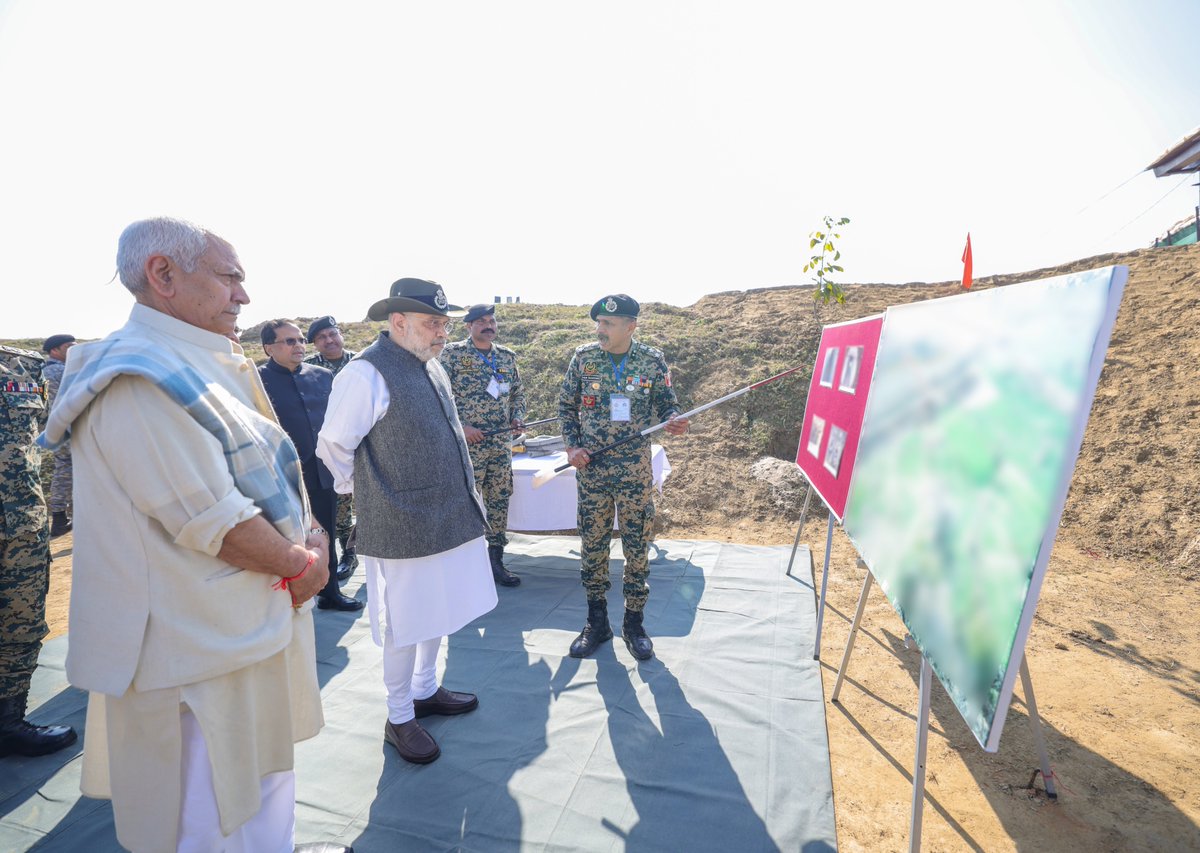 जम्मू-कश्मीर: केंद्रीय गृह मंत्री अमित शाह ने हीरानगर सेक्टर में अग्रिम इलाकों के दौरे के साथ किया