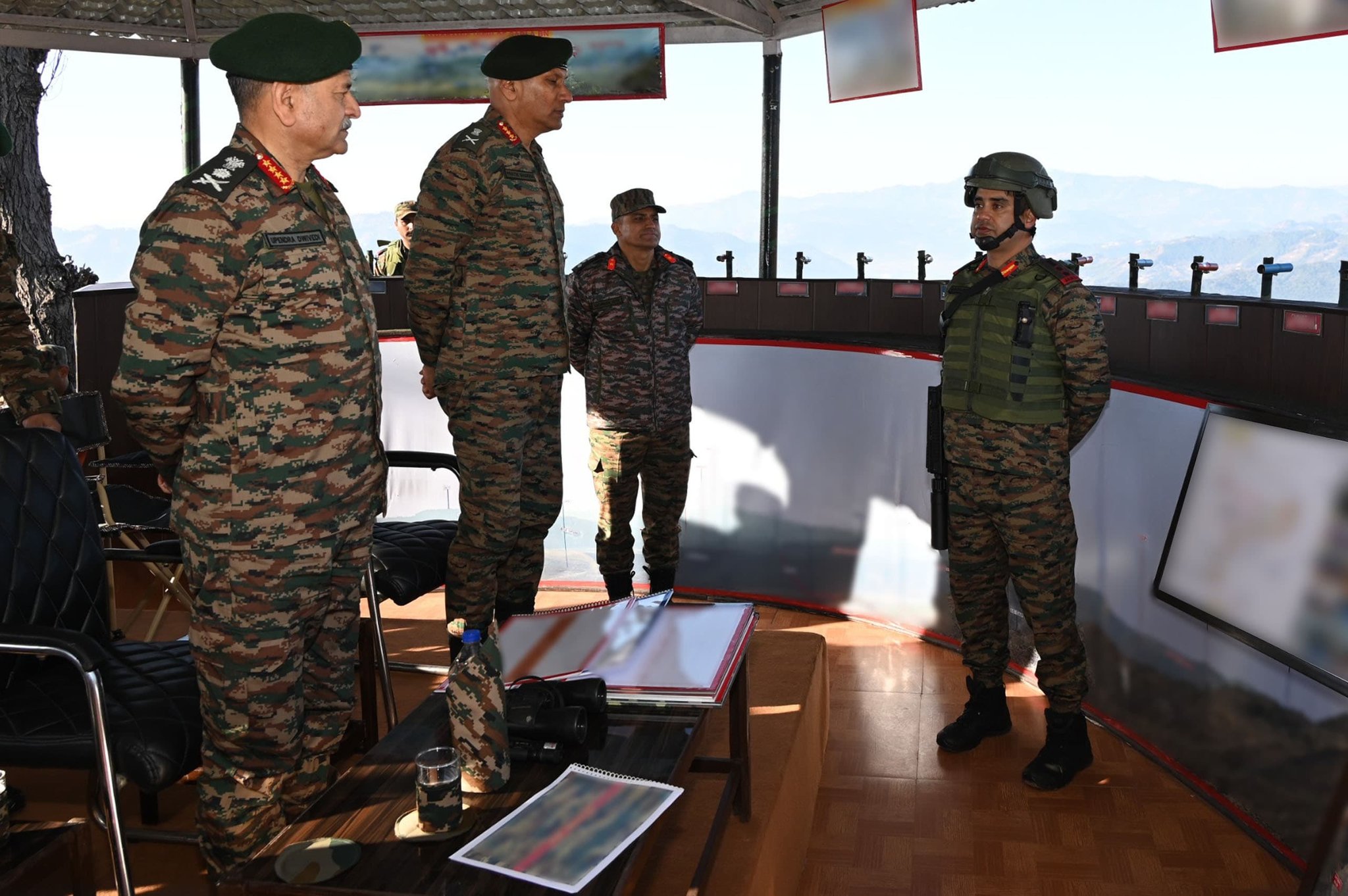 सेना प्रमुख जनरल उपेंद्र द्विवेदी ने पूंछ जिले के अग्रिम क्षेत्रों का दौरा किया