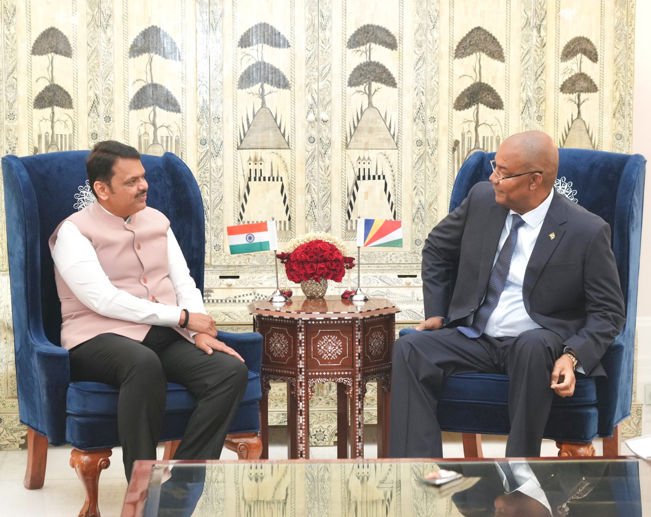 महाराष्ट्र के मुख्यमंत्री देवेंद्र फडणवीस ने सेशेल्स के राष्ट्रपति डॉ. पैट्रिक हर्मिनी से भेंट की