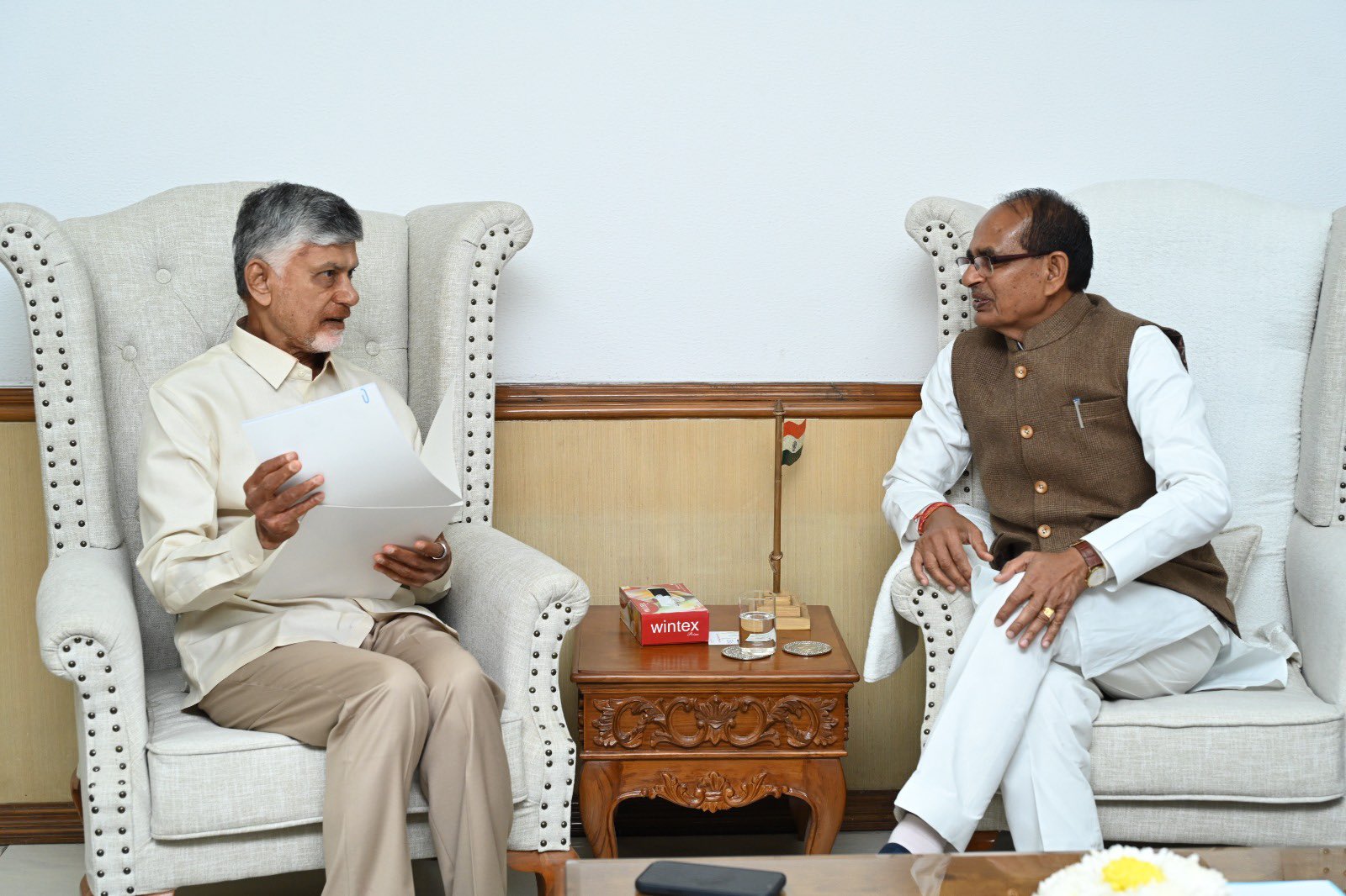 नई दिल्ली: केंद्रीय मंत्री शिवराज सिंह चौहान ने आंध्र प्रदेश के मुख्यमंत्री एन. चंद्रबाबू नायडू से मुलाकात की