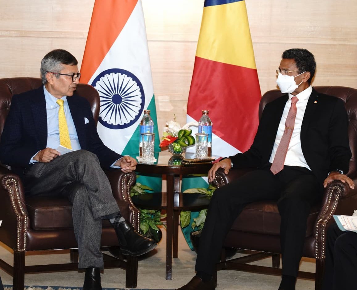 रक्षा सचिव राजेश कुमार सिंह ने सेशेल्स के विदेश मंत्री और रक्षा प्रमुख से मुलाकात की