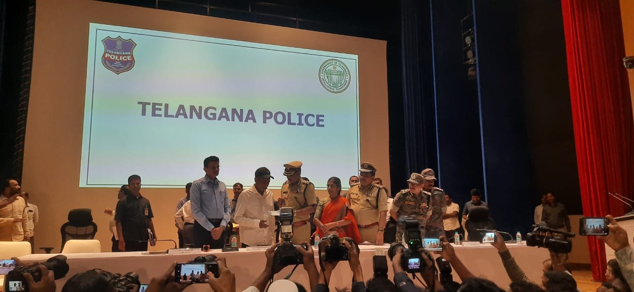 तेलंगाना में चार बड़े नक्सली नेताओं ने आत्‍मसमर्पण किया