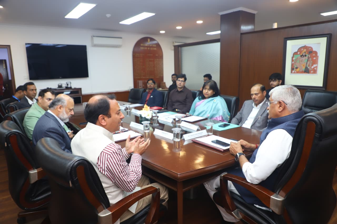 संस्कृति मंत्रालय और भारतीय वाणिज्य तथा उद्योग परिसंघ ने भारत की सांस्कृतिक विरासत को रचनात्मक अर्थव्यवस्था से जोड़ने के लिए समझौता ज्ञापन पर हस्ताक्षर किए