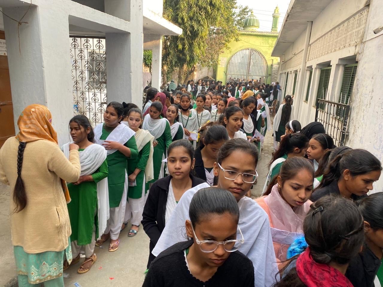 उत्तर प्रदेश माध्यमिक शिक्षा परिषद् की 10वीं और 12वीं की बोर्ड परीक्षाएं कड़ी सुरक्षा के बीच शुरू