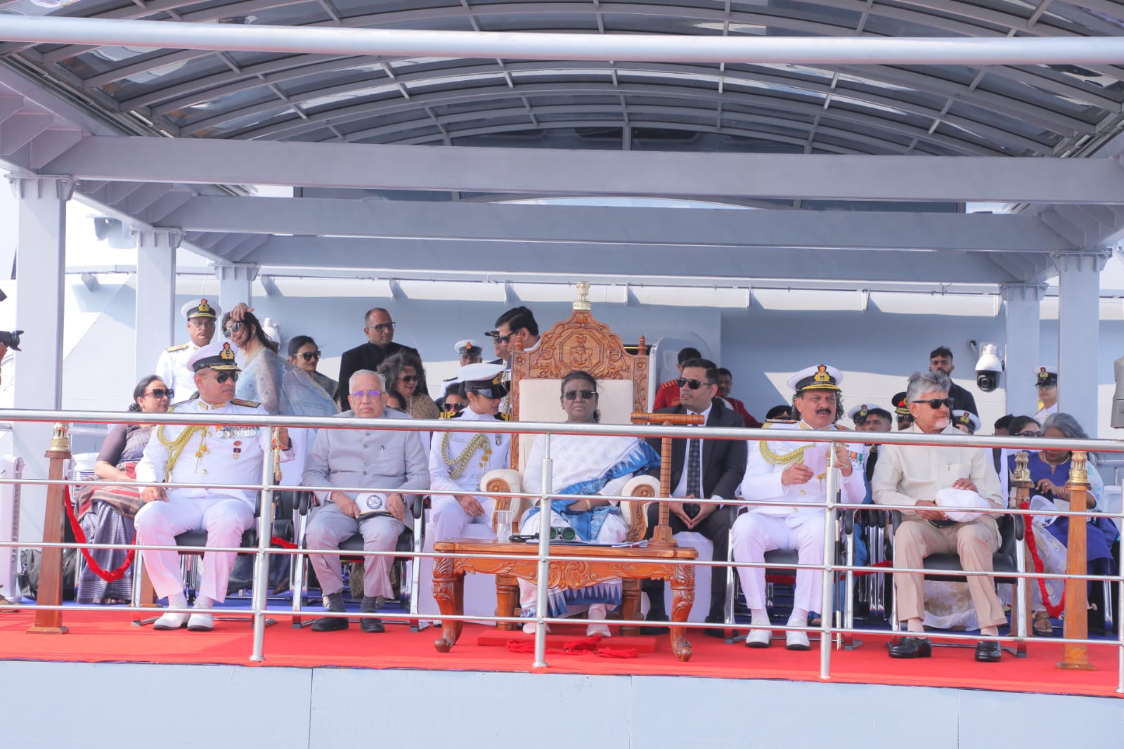 सशस्त्र बलों की सर्वोच्च कमांडर राष्ट्रपति द्रौपदी मुर्मु विशाखापट्टणम में इंटरनेशनल फ्लीट रिव्यू 2026 में शामिल