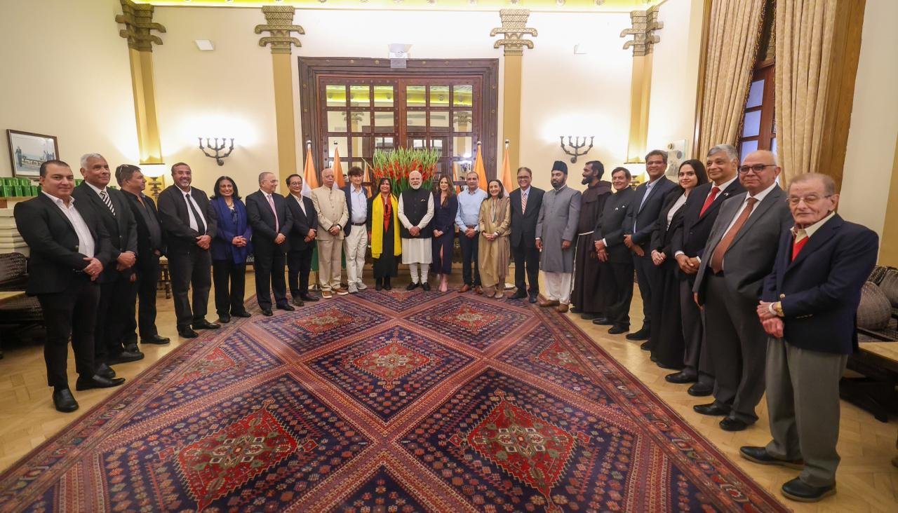 प्रधानमंत्री नरेन्‍द्र मोदी ने इज़राइल में भारतीय मूल के यहूदी समुदाय के लोगों से बातचीत की