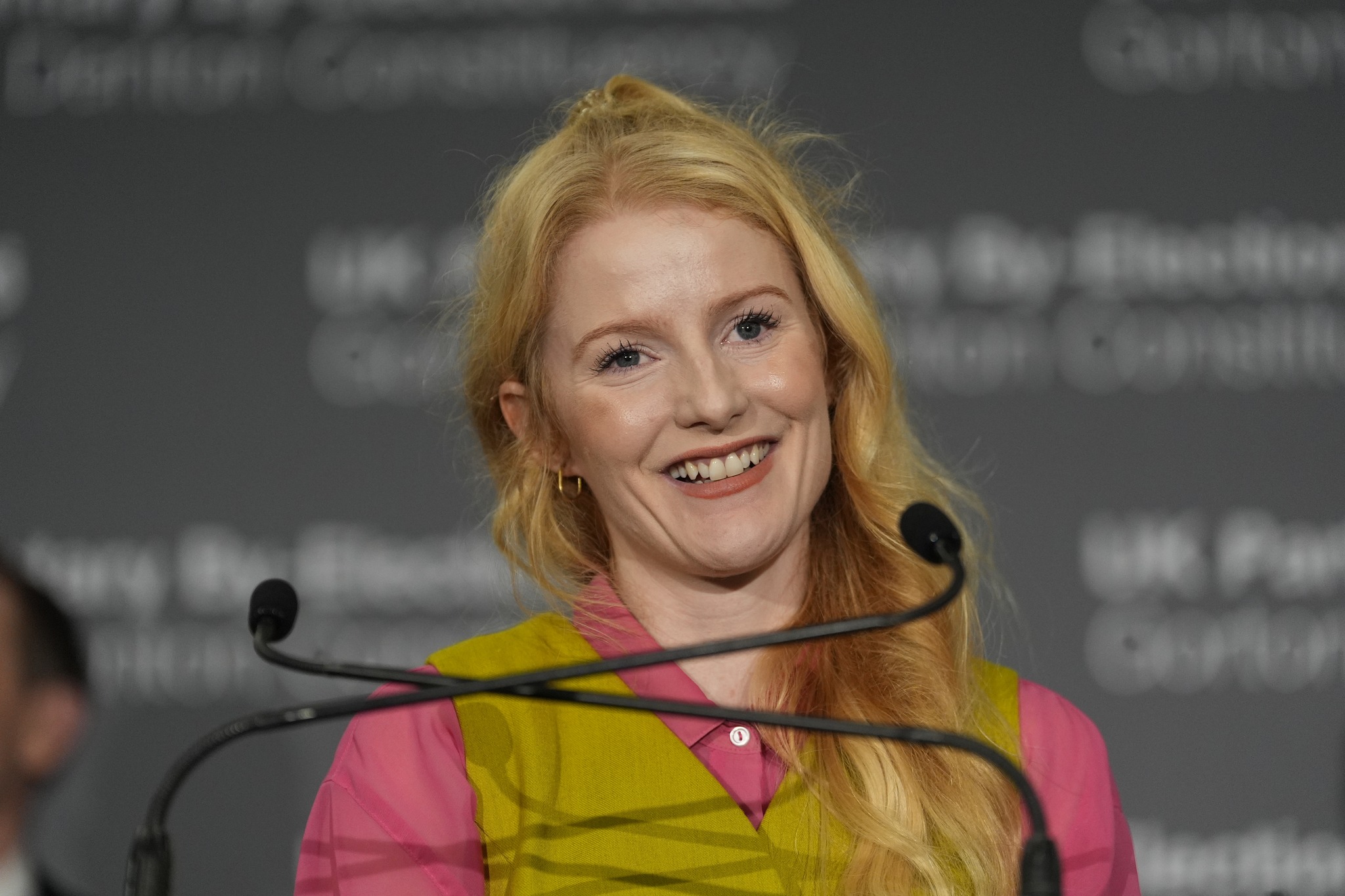 इंग्लैंड में ग्रीन पार्टी उम्मीदवार हन्ना स्पेंसर को गॉर्टन और डेंटन के चुनाव में विजेता घोषित किया गया