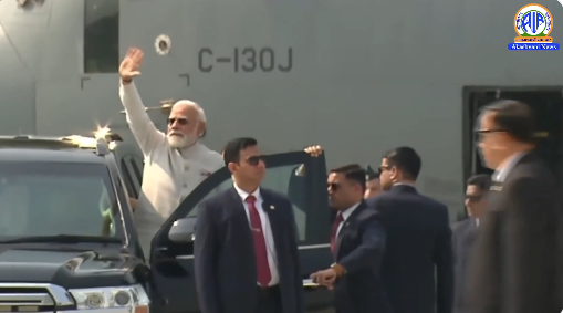 प्रधानमंत्री नरेंद्र मोदी ने असम के डिब्रूगढ़ जिले में राष्ट्रीय राजमार्ग पर आपातकालीन लैंडिंग सुविधा का उद्घाटन किया