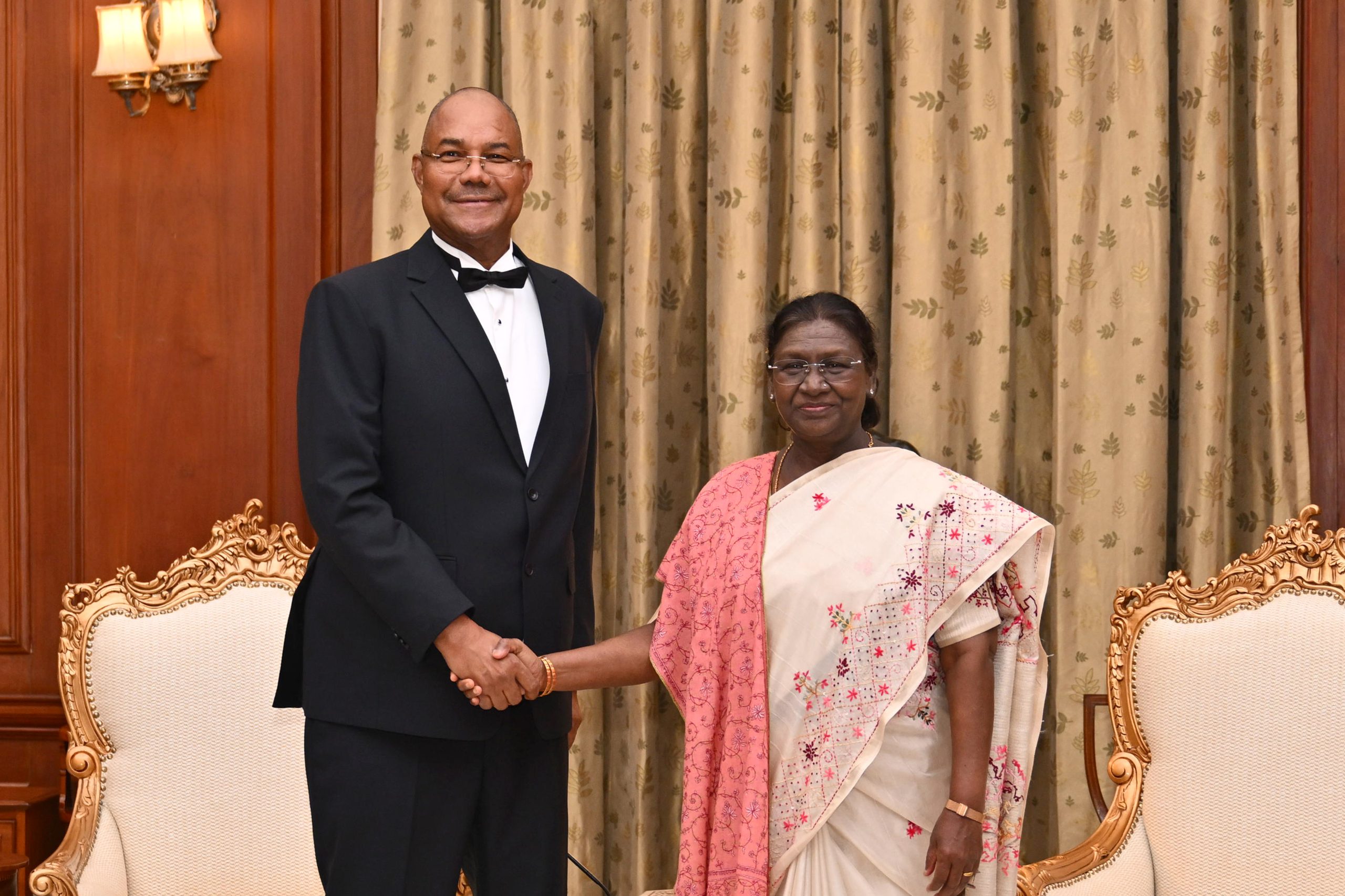 President Murmu receives Seychelles President Patrick Herminie at Rashtrapati Bhavan & hosts banquet in his honour